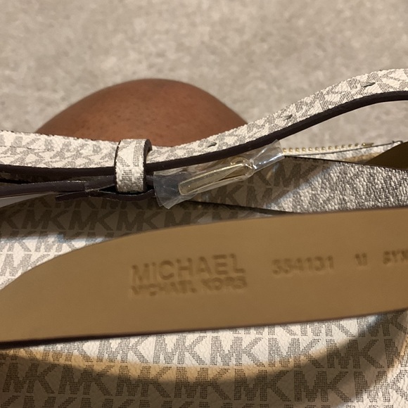 NWT Michael Kor’s Waist/Fanny Bag- Beige with the MK Monogram lettering - Picture 7 of 7